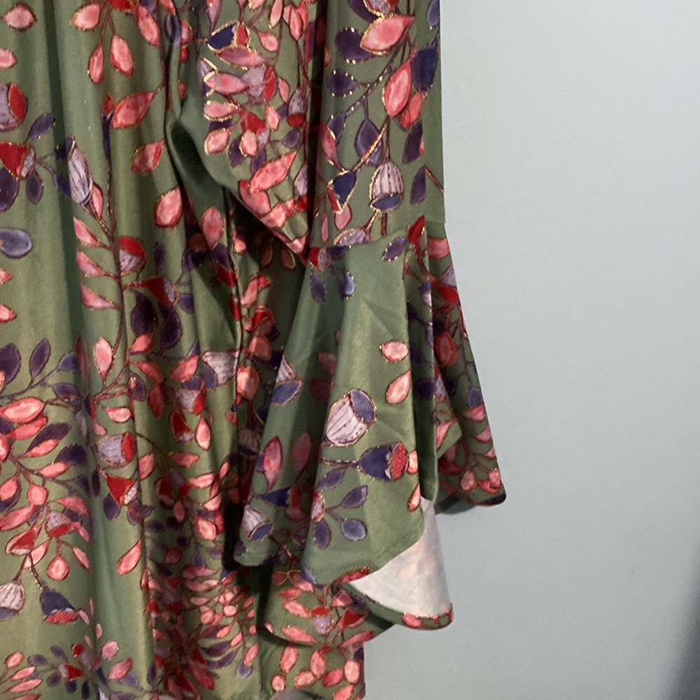 FLORAL BLOUSE GREEN & PINK w/ GOLD  BELL SLEEVES SIZE L NWT - Picture 3 of 9